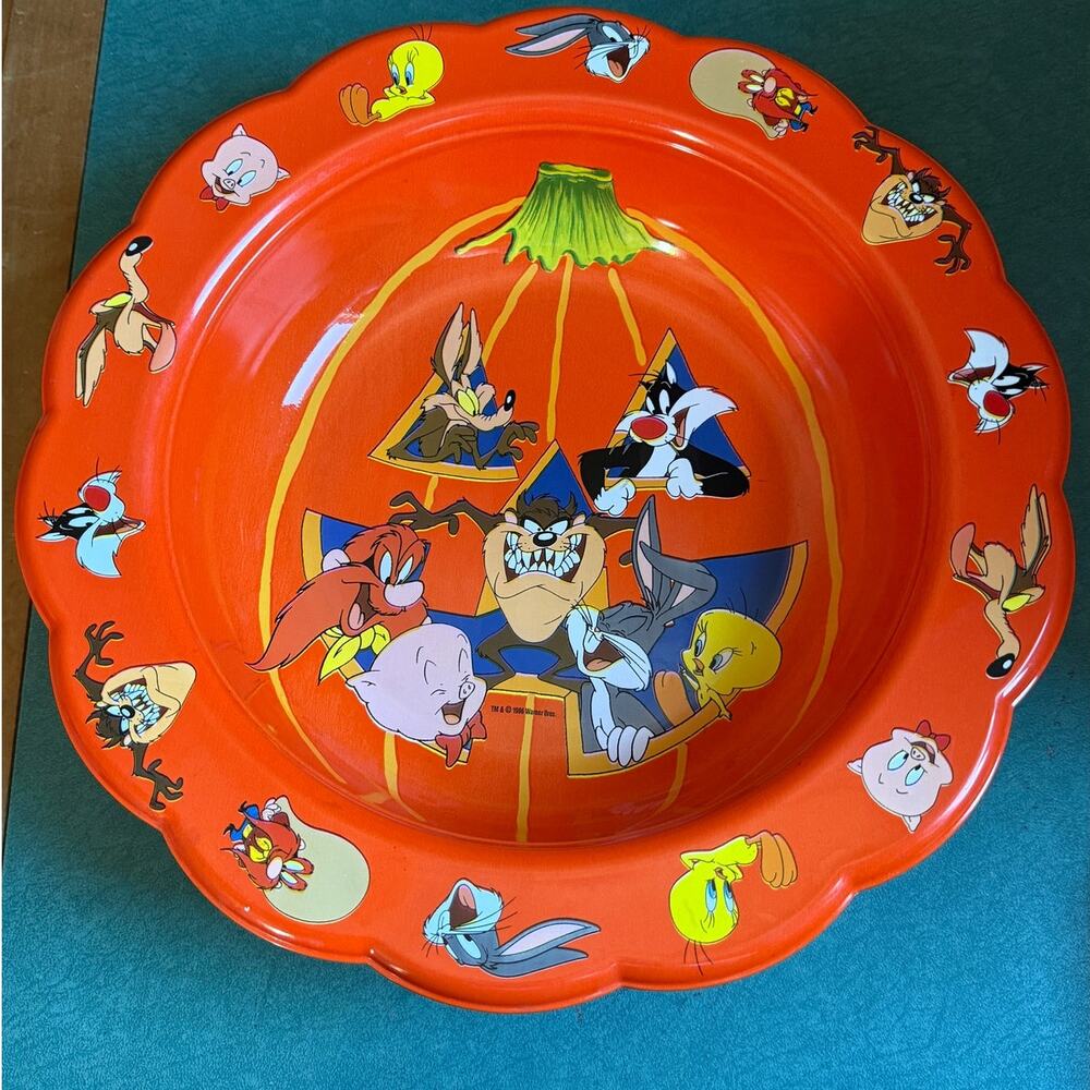 Vintage 1996 Warner Bros Looney Tunes Halloween Bowl